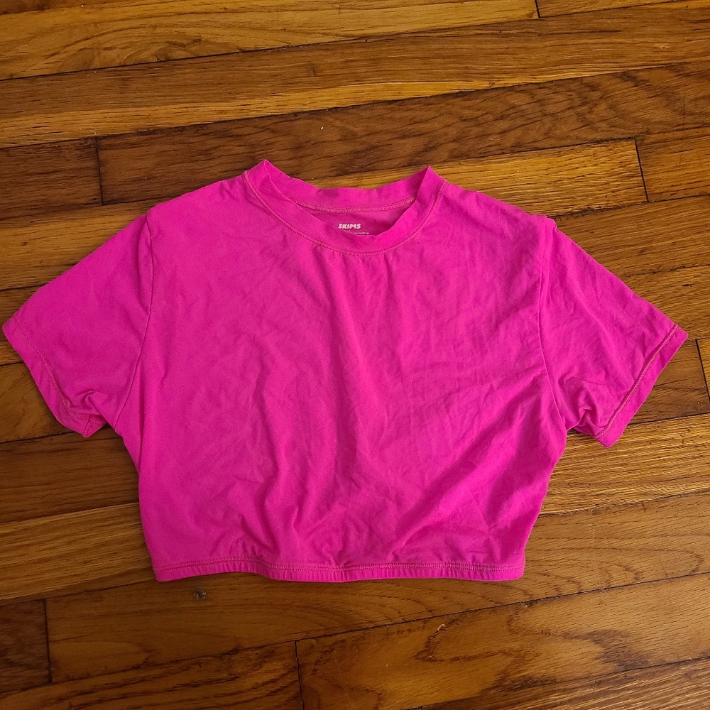 skims fits everybody crop t-shirt top in neon fuschia hot pink